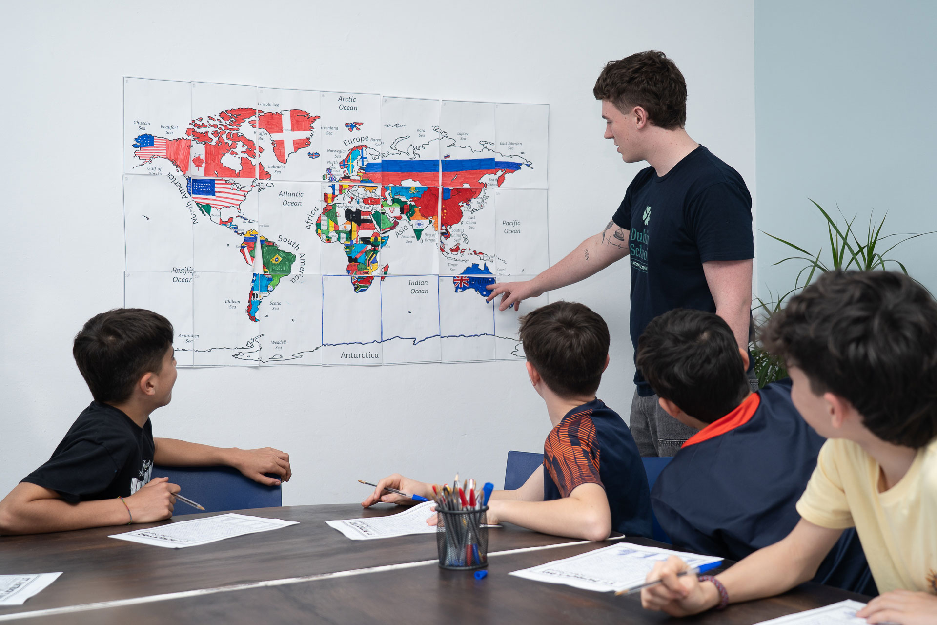 Profesor explicando inglés